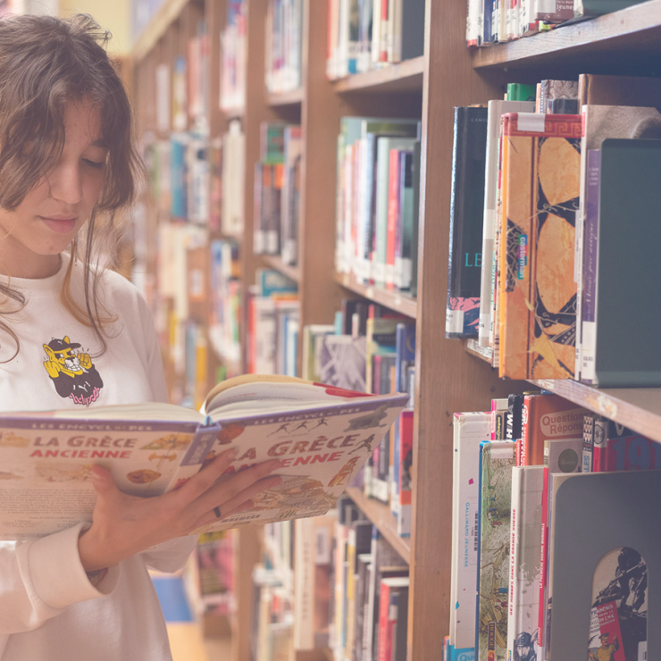 Notreecole-Fille-livre-biblio